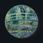 Chapa Redonda De 7 Cm Los lirios de agua de Monet y el puente japonés<br><div class="desc">Nieves del agua y puente japonés por Claude Monet (1899)</div>