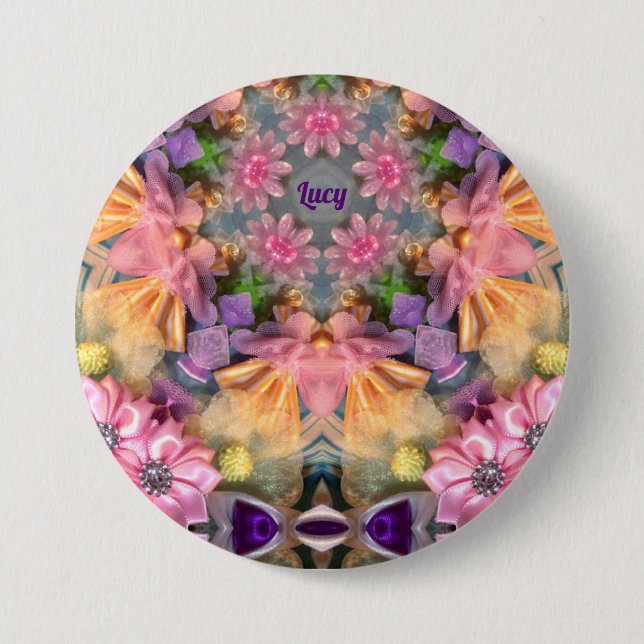 Chapa Redonda De 7 Cm LUCY ~ Sombras Amarillo, Púrpura, Rosa, Azul ~ (Anverso)