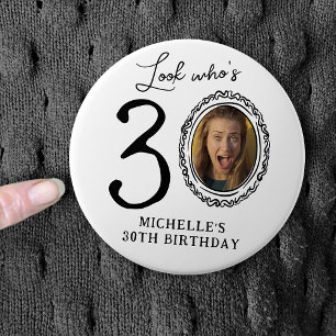 Chapa Redonda De 7 Cm ¡Mira quién cumple 30! Foto cumpleaños 30