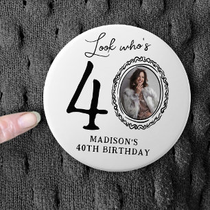 Chapa Redonda De 7 Cm ¡Mira quién cumple 40! Foto 40 cumpleaños