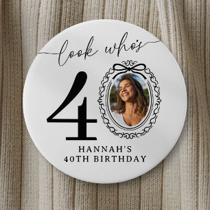 Chapa Redonda De 7 Cm ¡Mira Quién Cumple 40! Foto Cumpleaños 40