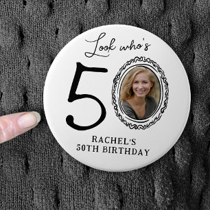 Chapa Redonda De 7 Cm ¡Mira quién cumple 50! Foto cumpleaños 50