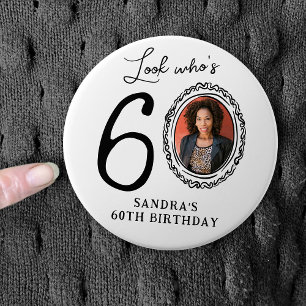 Chapa Redonda De 7 Cm ¡Mira quién cumple 60! Foto 60 cumpleaños