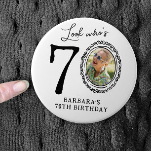 Chapa Redonda De 7 Cm ¡Mira quién cumple 70! Foto cumpleaños 70