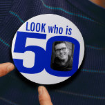 Chapa Redonda De 7 Cm Mira quién es 50 foto azul en blanco<br><div class="desc">50º cumpleaños divertido foto azul y blanco que es botón de insignia de 50 pines. Personalice esta insignia de edad con una fotografía del niño de cumpleaños. Una gran idea para divertirse en una fiesta de 50 años. También se puede usar comprando varios pines para mostrar fotos de bebés u...</div>