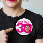 Chapa Redonda De 7 Cm Mira quién es el 30 cumpleaños de color blanco ros<br><div class="desc">Celebra un cumpleaños número 30 con esta divertida apariencia rosa y blanco brillante, que tiene 30 años y agrega tu propio botón/insignia de foto. Personalice este hito de tres décadas de edad con una fotografía del niño o chica de cumpleaños. Gran idea de agregar algo de diversión fotográfica a una...</div>