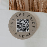 Chapa Redonda De 7 Cm Moda Faux Kraft Comprar A La Novia Una Bebida Códi<br><div class="desc">Este falso kraft de moda compra a la novia una bebida un pin QR es perfecto para una simple soltera o una ducha de novia. El diseño es sencillo y presenta una tipografía minimalista clásica en negro sobre un falso fondo de papel kraft con estilo rústico boho.</div>