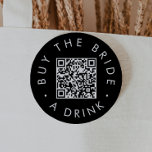 Chapa Redonda De 7 Cm Moda Negro Comprar A La Novia Una Bebida Código QR<br><div class="desc">Este negro de moda compra a la novia una bebida clavija QR es perfecto para una simple soltera o una ducha de novia. El diseño es sencillo y oscuro,  con una tipografía minimalista clásica en blanco y negro y un ambiente elegante y sofisticado. Personalizable de cualquier color.</div>