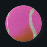 Chapa Redonda De 7 Cm Moderna Pelota De Tenis Rosa Con Línea Purpurina F<br><div class="desc">Diseño clásico personalizado de pelota de tenis en textura purpurina de Relieve metalizado de plata. Un regalo sencillo y minimalista para su entrenador de tenis o su equipo de tenis, o simplemente unas pelotas de tenis con su diseño inicial de patrón oro y elegante. Regalo personalizado para un jugador de...</div>