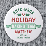 Chapa Redonda De 7 Cm Navidades de Holiday Baking Team Cookie Fiesta Cut<br><div class="desc">Celebra el tiempo juntos en casa en la cocina con un botón personalizado de Holiday Baking Team. Todo el texto de esta plantilla es sencillo para el personalizar. El diseño rojo, verde y blanco incluye un lindo pin rodante, hojas y bayas huecas, nombre familiar y un título opcional divertido. Añadir...</div>