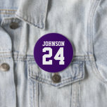 Chapa Redonda De 7 Cm Nombre del atleta morado y blanco Número de Jersey<br><div class="desc">Alegra a tu equipo deportivo favorito, jugador de fútbol o simplemente muestra tu orgullo escolar con un botón personalizado personalizado. Añade tu nombre escolar o personaliza con el nombre del jugador y el número de camiseta. Perfecto para el fútbol, el baloncesto, el béisbol y los partidos de fútbol. Crea pines...</div>