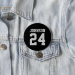 Chapa Redonda De 7 Cm Nombre del atleta negro y gris Número de Jersey<br><div class="desc">Alegra a tu equipo deportivo favorito, jugador de fútbol o simplemente muestra tu orgullo escolar con un botón personalizado personalizado. Añade tu nombre escolar o personaliza con el nombre del jugador y el número de camiseta. Perfecto para el fútbol, el baloncesto, el béisbol y los partidos de fútbol. Crea pines...</div>