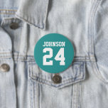Chapa Redonda De 7 Cm Nombre del atleta verde azulado y blanco Número de<br><div class="desc">Alegra a tu equipo deportivo favorito, jugador de fútbol o simplemente muestra tu orgullo escolar con un botón personalizado personalizado. Añade tu nombre escolar o personaliza con el nombre del jugador y el número de camiseta. Perfecto para el fútbol, el baloncesto, el béisbol y los partidos de fútbol. Crea pines...</div>