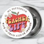 Chapa Redonda De 7 Cm Nombre personalizado de la escuela de aprendizaje<br><div class="desc">Los Botones de Nombre Personalizado de la Escuela de Enseñanza Vida Despierta presenta una manzana roja decorada con flores gruesas con el texto retro "vida del profesor" con el texto "Despierta, enseña a los niños, sé impresionante" debajo en la tipografía moderna de escritura y personalizado con tu nombre personalizado. Perfecto...</div>