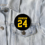 Chapa Redonda De 7 Cm Nombro de atleta negro y amarillo número de Jersey<br><div class="desc">Alegra a tu equipo deportivo favorito, jugador de fútbol o simplemente muestra tu orgullo escolar con un botón personalizado personalizado. Añade tu nombre escolar o personaliza con el nombre del jugador y el número de camiseta. Perfecto para el fútbol, el baloncesto, el béisbol y los partidos de fútbol. Crea pines...</div>
