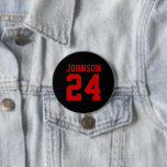 Chapa Redonda De 7 Cm Nombro de atleta negro y rojo Número de Jersey<br><div class="desc">Alegra a tu equipo deportivo favorito, jugador de fútbol o simplemente muestra tu orgullo escolar con un botón personalizado personalizado. Añade tu nombre escolar o personaliza con el nombre del jugador y el número de camiseta. Perfecto para el fútbol, el baloncesto, el béisbol y los partidos de fútbol. Crea pines...</div>