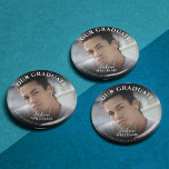 Chapa Redonda De 7 Cm Nuestro graduado | Día de graduación<br><div class="desc">Presentamos el último accesorio de graduación - ¡la insignia de graduación! Muestra tu apoyo inquebrantable a tu graduado dándoles esta muestra especial de su logro. Con un toque personalizado, la insignia muestra su nombre, nombre de escuela o universidad, y año de graduación. No sólo es imprescindible para su gran día,...</div>