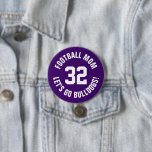 Chapa Redonda De 7 Cm Número de Jersey de la Madre Púrpura y Blanca<br><div class="desc">Alegra a tu equipo deportivo favorito, jugador de fútbol o simplemente muestra tu orgullo escolar con un botón personalizado personalizado. Añade tu nombre escolar o personaliza con el nombre del jugador y el número de camiseta. Perfecto para el fútbol, el baloncesto, el béisbol y los partidos de fútbol. Crea pines...</div>