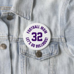 Chapa Redonda De 7 Cm Número de Jersey de la Madre Púrpura y Blanca<br><div class="desc">Alegra a tu equipo deportivo favorito, jugador de fútbol o simplemente muestra tu orgullo escolar con un botón personalizado personalizado. Añade tu nombre escolar o personaliza con el nombre del jugador y el número de camiseta. Perfecto para el fútbol, el baloncesto, el béisbol y los partidos de fútbol. Crea pines...</div>