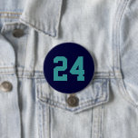 Chapa Redonda De 7 Cm Número de Jersey de la Marina y el Atleta Verde az<br><div class="desc">Alegra a tu equipo deportivo favorito, jugador de fútbol o simplemente muestra tu orgullo escolar con un botón personalizado personalizado. Personalice con el número de camiseta de un jugador u otro texto personalizado. Perfecto para el fútbol, el baloncesto, el béisbol y los partidos de fútbol. Crea pines personalizados para todo...</div>