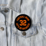 Chapa Redonda De 7 Cm Número de Jersey de Mamá del Fútbol Negro y Naranj<br><div class="desc">Alegra a tu equipo deportivo favorito, jugador de fútbol o simplemente muestra tu orgullo escolar con un botón personalizado personalizado. Añade tu nombre escolar o personaliza con el nombre del jugador y el número de camiseta. Perfecto para el fútbol, el baloncesto, el béisbol y los partidos de fútbol. Crea pines...</div>