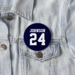 Chapa Redonda De 7 Cm Número de Jersey de nombre de atleta blanco y nava<br><div class="desc">Alegra a tu equipo deportivo favorito, jugador de fútbol o simplemente muestra tu orgullo escolar con un botón personalizado personalizado. Añade tu nombre escolar o personaliza con el nombre del jugador y el número de camiseta. Perfecto para el fútbol, el baloncesto, el béisbol y los partidos de fútbol. Crea pines...</div>