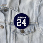 Chapa Redonda De 7 Cm Número de Jersey de nombre de atleta blanco y nava<br><div class="desc">Alegra a tu equipo deportivo favorito, jugador de fútbol o simplemente muestra tu orgullo escolar con un botón personalizado personalizado. Añade tu nombre escolar o personaliza con el nombre del jugador y el número de camiseta. Perfecto para el fútbol, el baloncesto, el béisbol y los partidos de fútbol. Crea pines...</div>