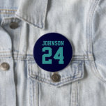 Chapa Redonda De 7 Cm Número de Jersey de nombre de la marina y del atle<br><div class="desc">Alegra a tu equipo deportivo favorito, jugador de fútbol o simplemente muestra tu orgullo escolar con un botón personalizado personalizado. Añade tu nombre escolar o personaliza con el nombre del jugador y el número de camiseta. Perfecto para el fútbol, el baloncesto, el béisbol y los partidos de fútbol. Crea pines...</div>