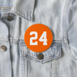 Chapa Redonda De 7 Cm Número de Jersey del atleta blanco y del naranja<br><div class="desc">Alegra a tu equipo deportivo favorito, jugador de fútbol o simplemente muestra tu orgullo escolar con un botón personalizado personalizado. Personalice con el número de camiseta de un jugador u otro texto personalizado. Perfecto para el fútbol, el baloncesto, el béisbol y los partidos de fútbol. Crea pines personalizados para todo...</div>