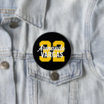 Chapa Redonda De 7 Cm Número de Jersey del atleta negro y amarillo<br><div class="desc">Alegra a tu equipo deportivo favorito, jugador de fútbol o simplemente muestra tu orgullo escolar con un botón personalizado personalizado. Personalice con el número de camiseta de un jugador u otro texto personalizado. Perfecto para el fútbol, el baloncesto, el béisbol y los partidos de fútbol. Crea pines personalizados para todo...</div>