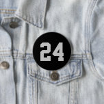 Chapa Redonda De 7 Cm Número de Jersey del atleta negro y gris<br><div class="desc">Alegra a tu equipo deportivo favorito, jugador de fútbol o simplemente muestra tu orgullo escolar con un botón personalizado personalizado. Personalice con el número de camiseta de un jugador u otro texto personalizado. Perfecto para el fútbol, el baloncesto, el béisbol y los partidos de fútbol. Crea pines personalizados para todo...</div>
