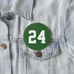 Chapa Redonda De 7 Cm Número de Jersey del atleta verde y blanco<br><div class="desc">Alegra a tu equipo deportivo favorito, jugador de fútbol o simplemente muestra tu orgullo escolar con un botón personalizado personalizado. Personalice con el número de camiseta de un jugador u otro texto personalizado. Perfecto para el fútbol, el baloncesto, el béisbol y los partidos de fútbol. Crea pines personalizados para todo...</div>