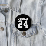 Chapa Redonda De 7 Cm Número de Jersey del nombre del atleta blanco y ne<br><div class="desc">Alegra a tu equipo deportivo favorito, jugador de fútbol o simplemente muestra tu orgullo escolar con un botón personalizado personalizado. Añade tu nombre escolar o personaliza con el nombre del jugador y el número de camiseta. Perfecto para el fútbol, el baloncesto, el béisbol y los partidos de fútbol. Crea pines...</div>