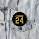 Chapa Redonda De 7 Cm Número de Jersey del nombre del atleta negro y dor<br><div class="desc">Alegra a tu equipo deportivo favorito, jugador de fútbol o simplemente muestra tu orgullo escolar con un botón personalizado personalizado. Añade tu nombre escolar o personaliza con el nombre del jugador y el número de camiseta. Perfecto para el fútbol, el baloncesto, el béisbol y los partidos de fútbol. Crea pines...</div>
