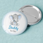 Chapa Redonda De 7 Cm Papi para ser nuevo papá niño bebé ducha elefante<br><div class="desc">Botón azul "Daddy to be" para una pequeña ducha de bebé con tema de cacahuete. Hecho para coincidir con nuestra Colección de Elefantes Azules. Incluye invitaciones,  inserciones,  carteles,  decoraciones fiestas,  etiquetas de favor y muchas más! Si tiene alguna pregunta o petición,  no dude en ponerse en contacto con nosotros.</div>