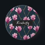 Chapa Redonda De 7 Cm Personalizado púrpura elegante del modelo de la<br><div class="desc">Ésta es una pintura de la acuarela de las flores de la magnolia que fue dada vuelta en un modelo hermoso y elegante.</div>