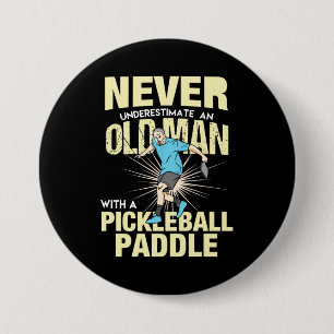 Chapa Redonda De 7 Cm Pickleball - Anciano con una paleta de pickleball