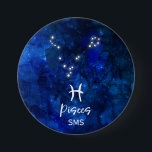 Chapa Redonda De 7 Cm Pisces Constelación Zodiaca Galaxia Azul Monograma<br><div class="desc">Piscis Constelación Zodiac Diseño de Monograma Galaxia Azul. Con el estilo de moda Brushed Script Font, textura de fondo de color azul oscuro celeste, constelación brillante y el símbolo de Los dos peces. Rótulo Astrológico Moderno Horóscopo de nacimiento, es perfecto para cualquier cumpleaños acuario del 19 de febrero al 20...</div>