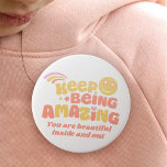 Chapa Redonda De 7 Cm Preppy sigue siendo asombrosa cara de sonrisa de e<br><div class="desc">La confianza de un niño de estilo perrito es una insignia de botón del alfiler. Las lecturas siguen siendo sorprendentes con una cara sonriente con ojos estrellados y rayas arcoiris en amarillo pastel, coral, diseño rosa. Personaliza tu propia elección extra de palabras, actualmente dice, eres hermosa por dentro y por...</div>