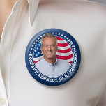 Chapa Redonda De 7 Cm Robert F Kennedy JR RFK foto y bandera 2024<br><div class="desc">Diseño de campaña con el nombre y la foto de Kennedy rodeados de estrellas y fondo de bandera. Estrellas patrióticas y diseño de franjas para Kennedy que postulaba a la presidencia en las elecciones de 2024.</div>