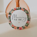 Chapa Redonda De 7 Cm SAVANNAH Pequeña mami de Baby Shower para ser<br><div class="desc">Este pin botón presenta melocotones acuarelas y un tierno tipo letra escrita a mano con el dicho "mommy to be". Este botón neutro en género es el accesorio perfecto para su pequeña ducha de melocotón o fiesta revelador de sexo.</div>