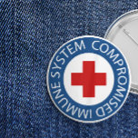 Chapa Redonda De 7 Cm Sistema inmunitario de la Cruz Roja Azul<br><div class="desc">Botón profesional del sistema inmunitario comprometido con texto blanco contra un borde azul que rodea una cruz roja.</div>