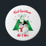 Chapa Redonda De 7 Cm Snowman First Christmas Sr. / Sra. Holiday<br><div class="desc">Muestra tu estatus como Sr. y Sra. con este primer botón de Navidad. Este botón presenta el diseño de Mr. y Mrs. snowman con árboles de vacaciones y copos de nieve diseñados gráficamente. Un botón como este sería un regalo para ella.</div>
