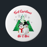 Chapa Redonda De 7 Cm Snowman First Christmas Sr. / Sra. Holiday<br><div class="desc">Muestra tu estatus como Sr. y Sra. con este primer botón de Navidad. Este botón presenta el diseño de Mr. y Mrs. snowman con árboles de vacaciones y copos de nieve diseñados gráficamente. Un botón como este sería un regalo para ella.</div>