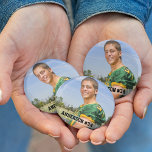 Chapa Redonda De 7 Cm Su Personalizado fotográfico o su ronda deportiva<br><div class="desc">Su botón de vuelta de la tecla Personalizado de fotografía Sports. Añade tu foto, nombre y número. Ideal para animar a tu atleta local favorito en fútbol, béisbol, softball, fútbol, tee ball, liga pequeña y más. Mamá y papá aclaman a tu hijo o hija y al equipo con este botón...</div>