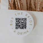Chapa Redonda De 7 Cm Tipografía De Oro De moda Compra A La Novia Una Be<br><div class="desc">Esta tipografía de oro de moda le compra a la novia una bebida un pin QR es perfecto para una simple soltera o una ducha de novia. El diseño es sencillo y presenta una tipografía minimalista clásica de oro y blanco con un ambiente rústico de boho. Personalizable de cualquier color....</div>