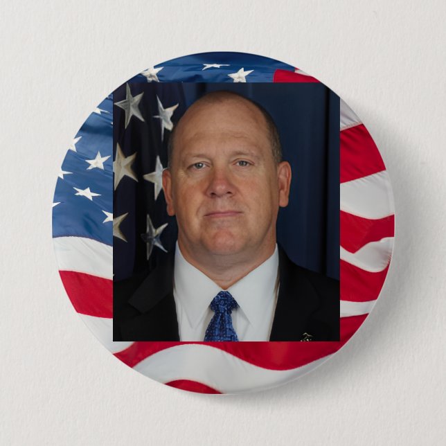 Chapa Redonda De 7 Cm Tom Homan Button with flag waving behind (Anverso)