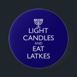 CHAPA REDONDA DE 7 CM VELAS LIGERAS Y LAGOS DE COMIDA<br><div class="desc">Diversión para Chanukah. VELAS LIGERAS Y LAGOS COMIENDO con una menorah. Diseño basado en la moral británica de 1939.</div>