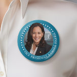 Chapa Redonda De 7 Cm Vice Presidente Kamala Harris 2024 - Estrellas Ver<br><div class="desc">Un bonito diseño para el vicepresidente de Estados Unidos - Kamala Harris. En la frontera se utiliza un color verde azulado no tradicional con una foto de la casa blanca al fondo.</div>