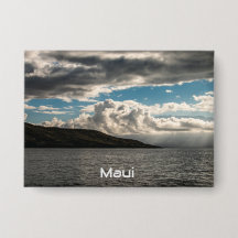 Un pin con nubes sobre Maui